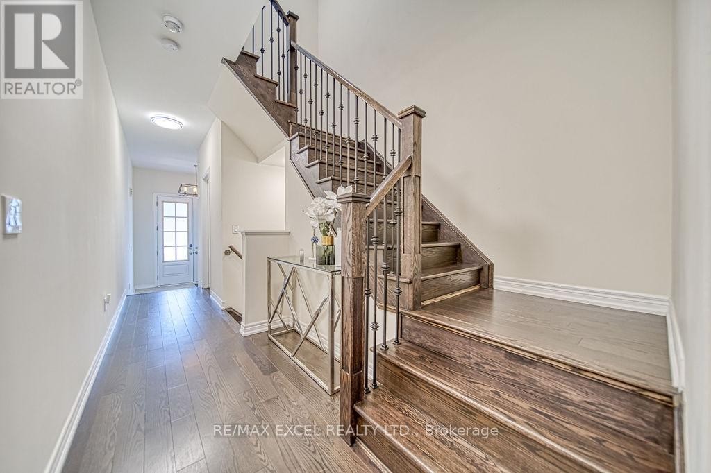 












43 DURBLEE AVENUE

,
Aurora,




Ontario
L4G0Z8

