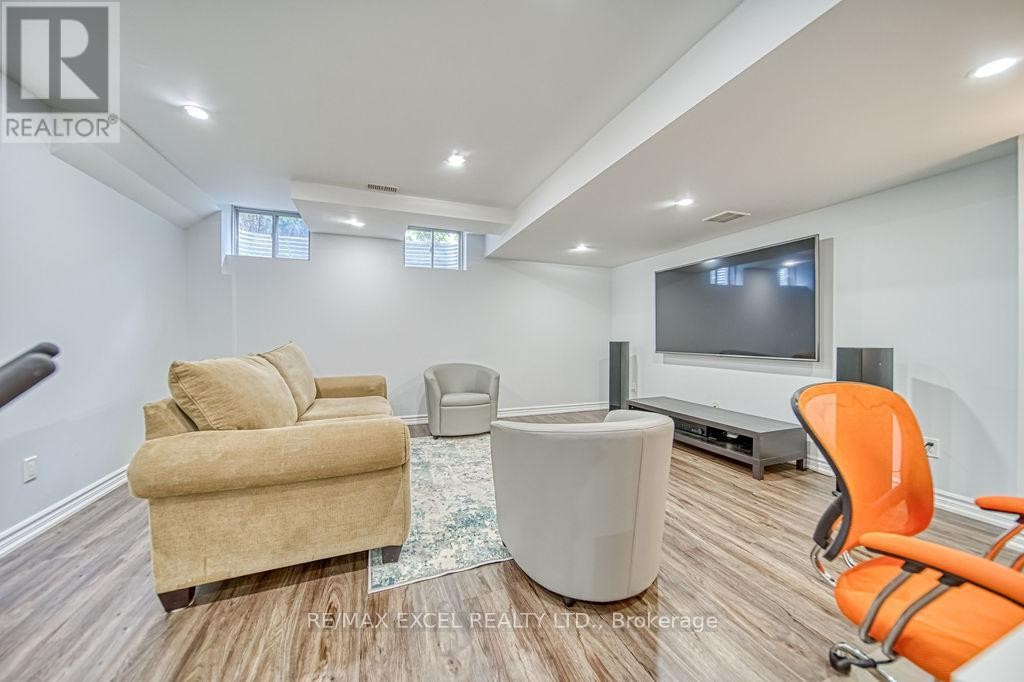 












43 DURBLEE AVENUE

,
Aurora,




Ontario
L4G0Z8

