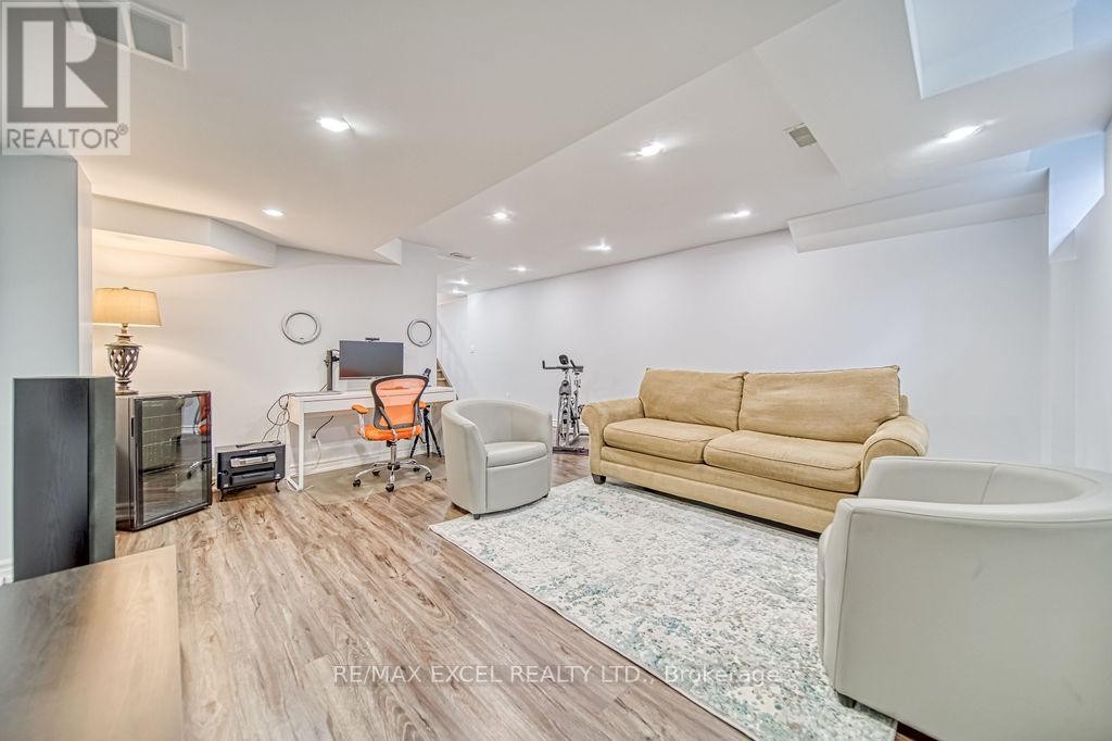 












43 DURBLEE AVENUE

,
Aurora,




Ontario
L4G0Z8

