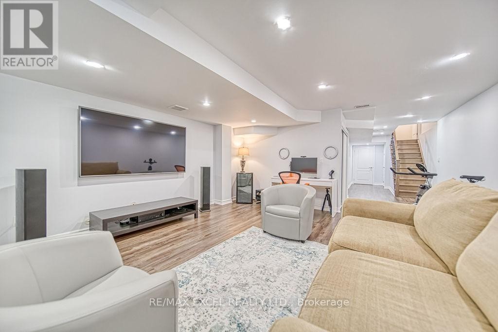 












43 DURBLEE AVENUE

,
Aurora,




Ontario
L4G0Z8

