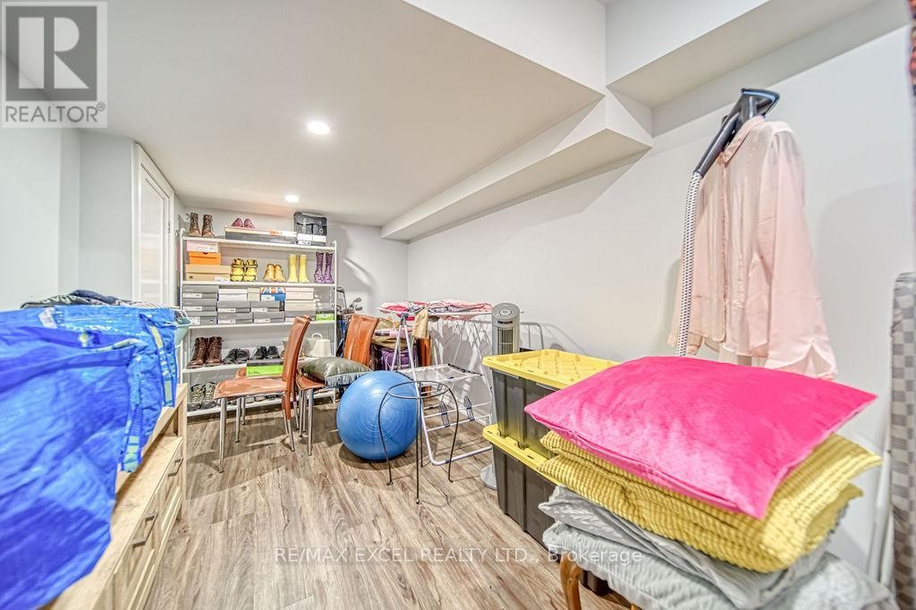












43 DURBLEE AVENUE

,
Aurora,




Ontario
L4G0Z8

