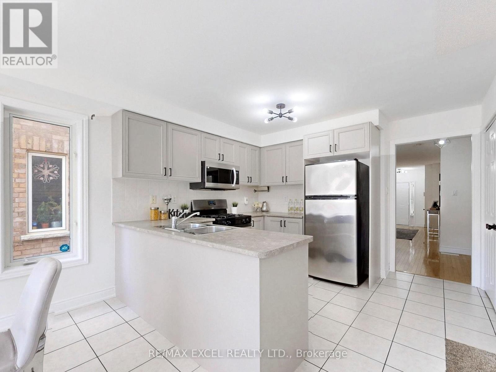 












93 PESHAWAR AVENUE

,
Markham (Village Green-South Unionville),




Ontario
L3R9V3

