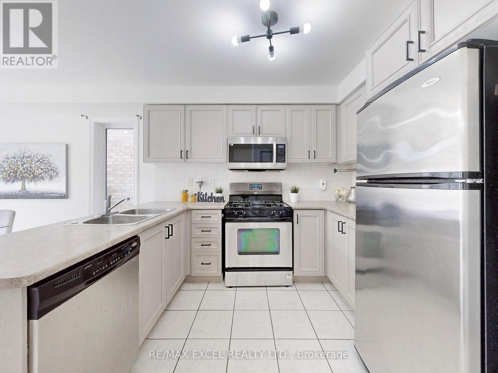 












93 PESHAWAR AVENUE

,
Markham (Village Green-South Unionville),




Ontario
L3R9V3

