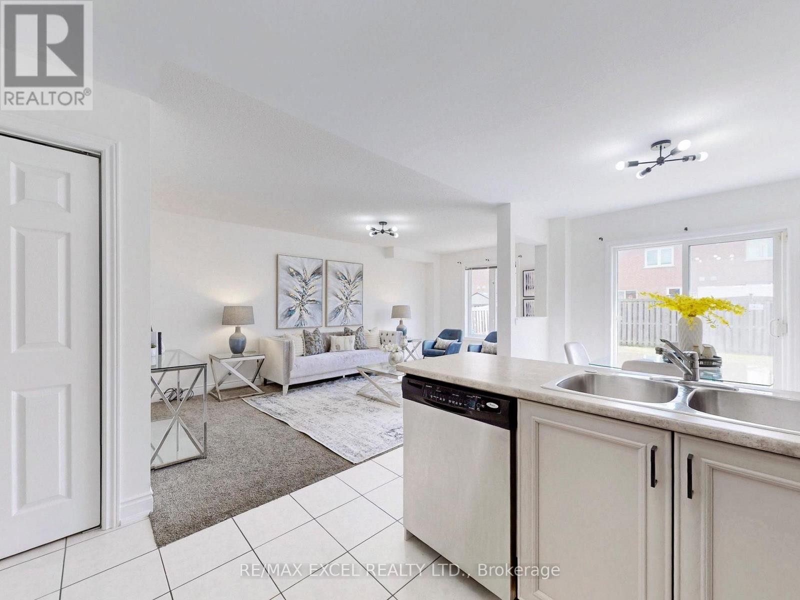












93 PESHAWAR AVENUE

,
Markham (Village Green-South Unionville),




Ontario
L3R9V3

