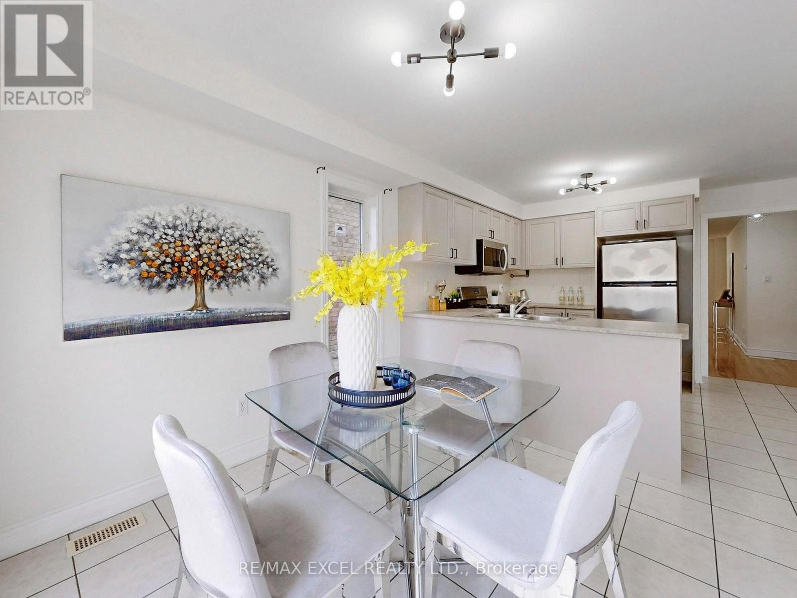 












93 PESHAWAR AVENUE

,
Markham (Village Green-South Unionville),




Ontario
L3R9V3

