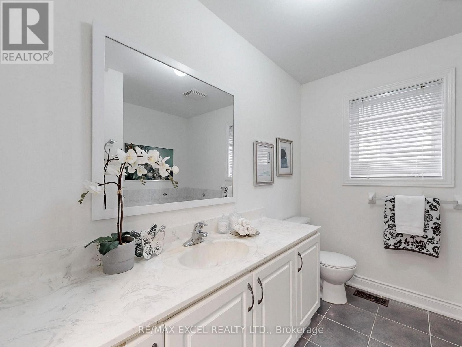 












93 PESHAWAR AVENUE

,
Markham (Village Green-South Unionville),




Ontario
L3R9V3

