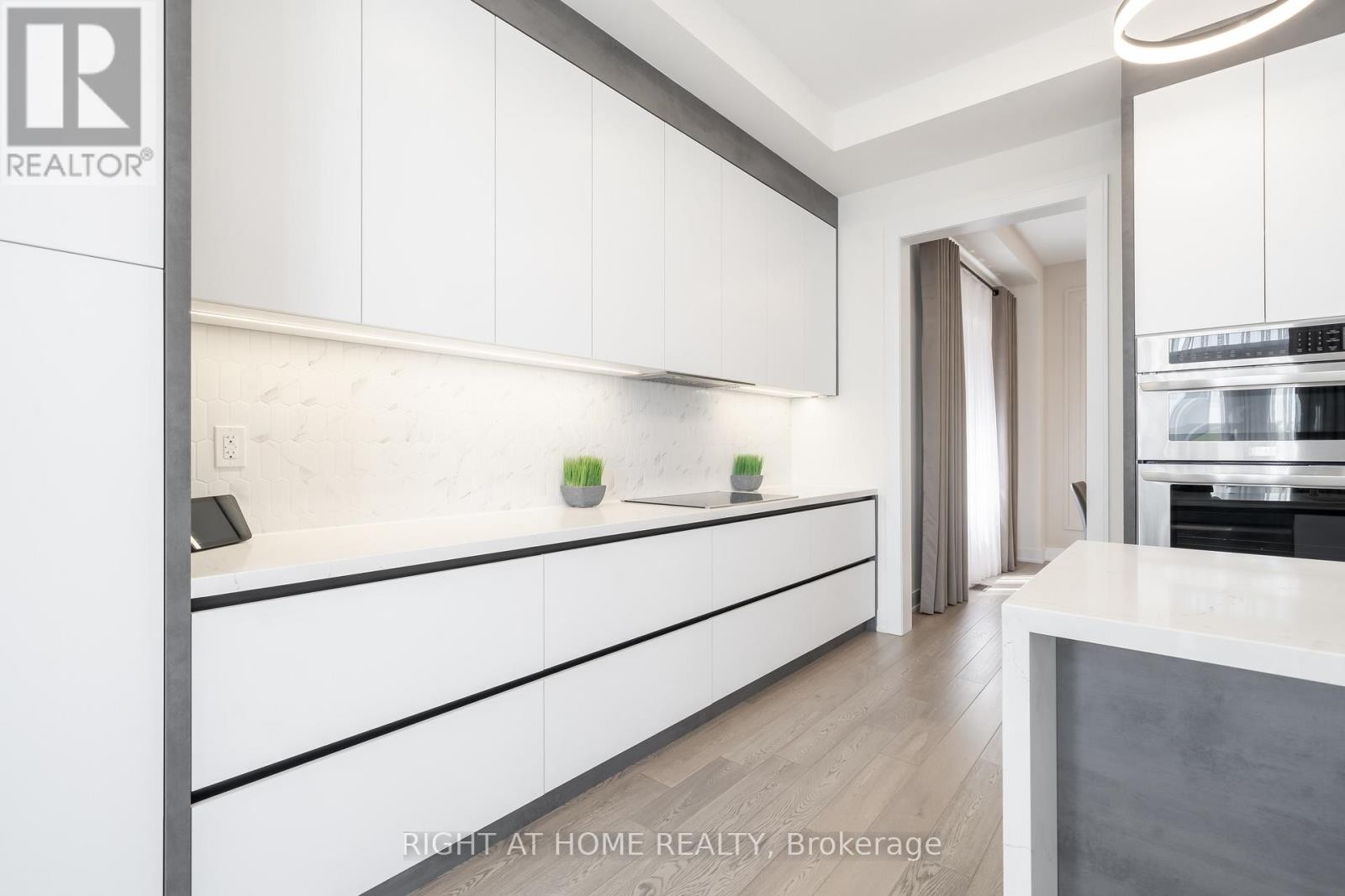 












1361 BLACKMORE STREET

,
Innisfil (Alcona),




Ontario
L9S0P3

