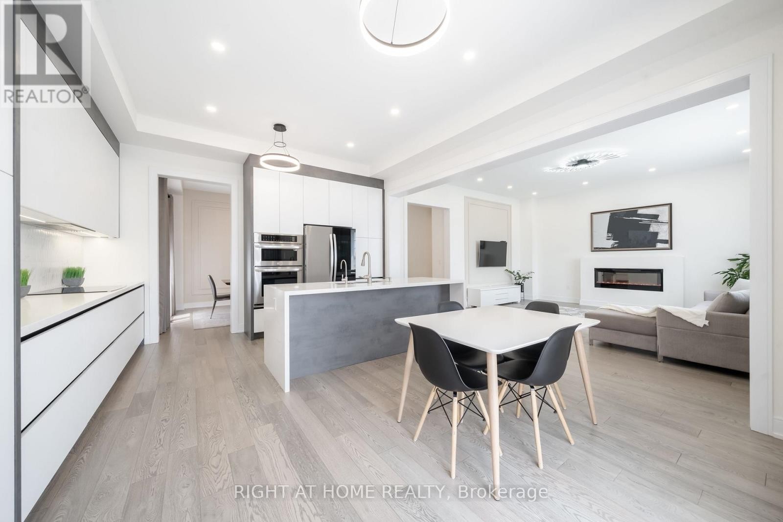 












1361 BLACKMORE STREET

,
Innisfil (Alcona),




Ontario
L9S0P3

