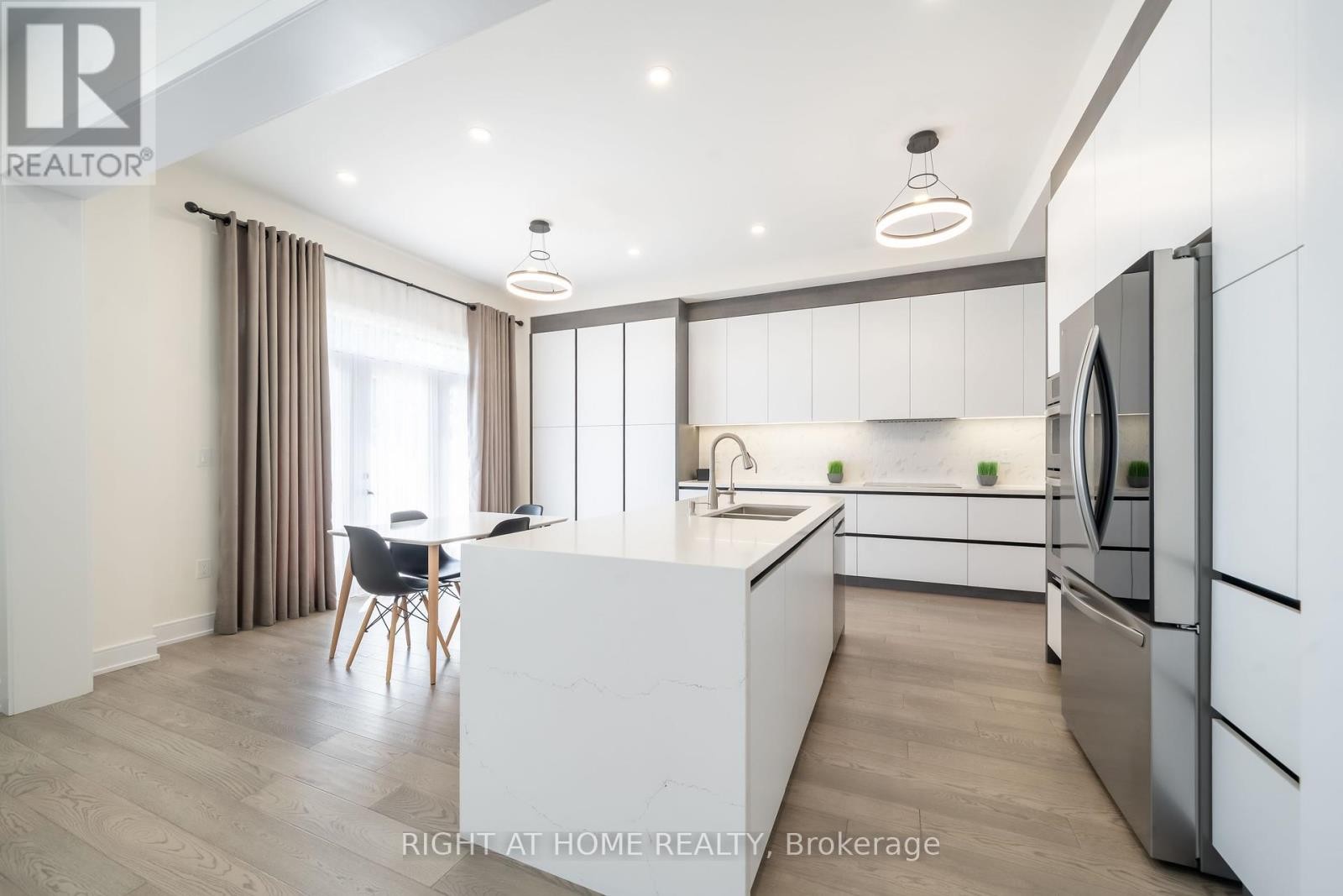 












1361 BLACKMORE STREET

,
Innisfil (Alcona),




Ontario
L9S0P3

