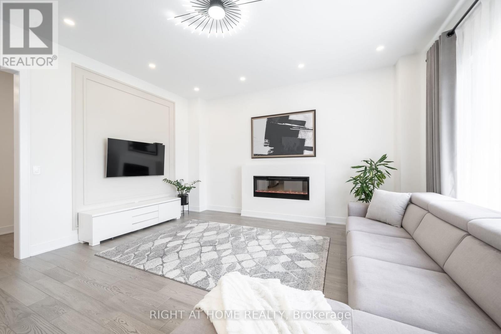 












1361 BLACKMORE STREET

,
Innisfil (Alcona),




Ontario
L9S0P3

