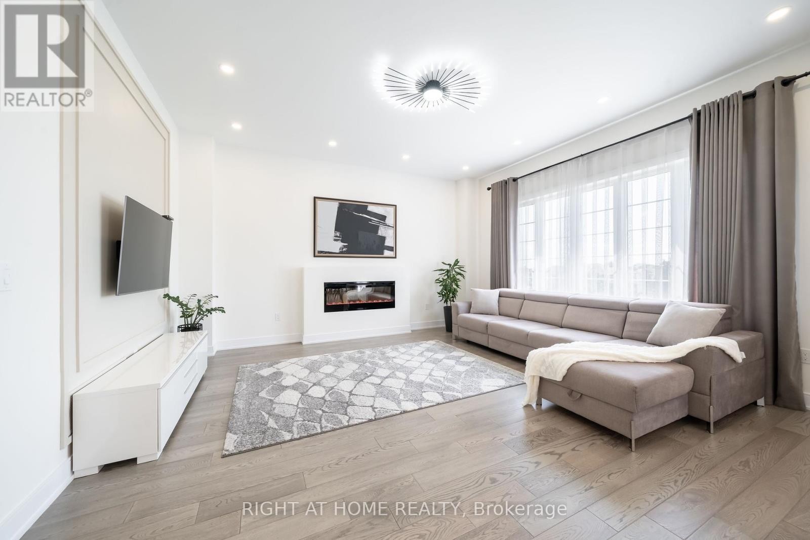 












1361 BLACKMORE STREET

,
Innisfil (Alcona),




Ontario
L9S0P3

