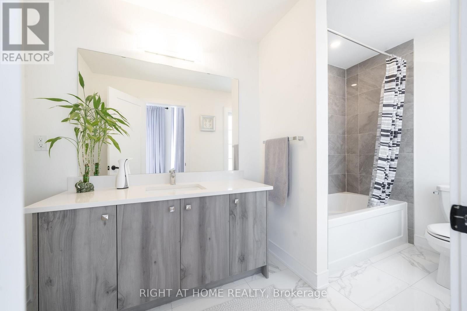 












1361 BLACKMORE STREET

,
Innisfil (Alcona),




Ontario
L9S0P3


