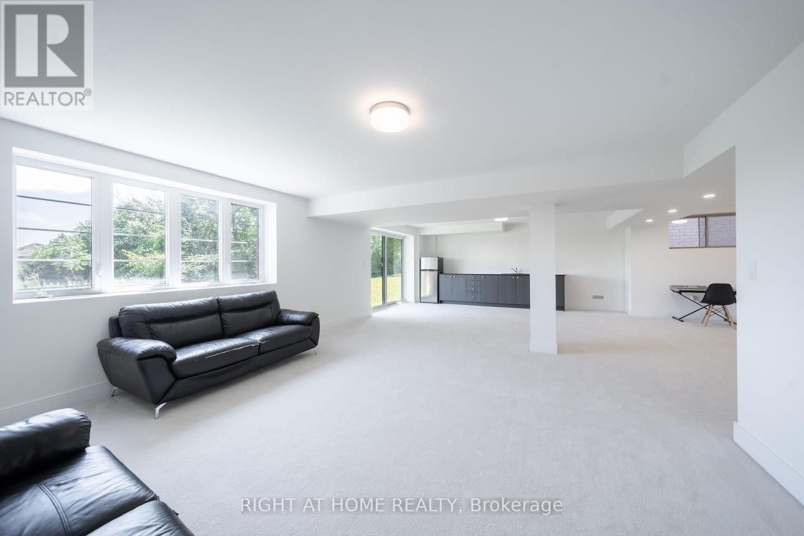












1361 BLACKMORE STREET

,
Innisfil (Alcona),




Ontario
L9S0P3

