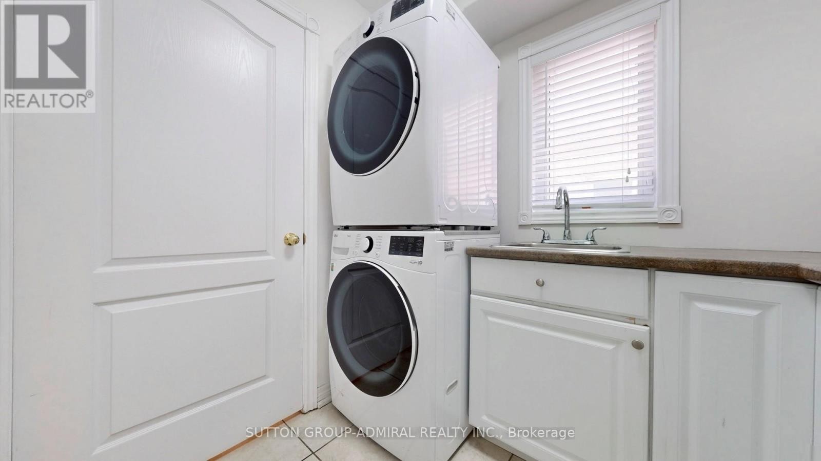 












35 WYMAN CRESCENT

,
Bradford West Gwillimbury (Bradford),




Ontario
L3Z3J5

