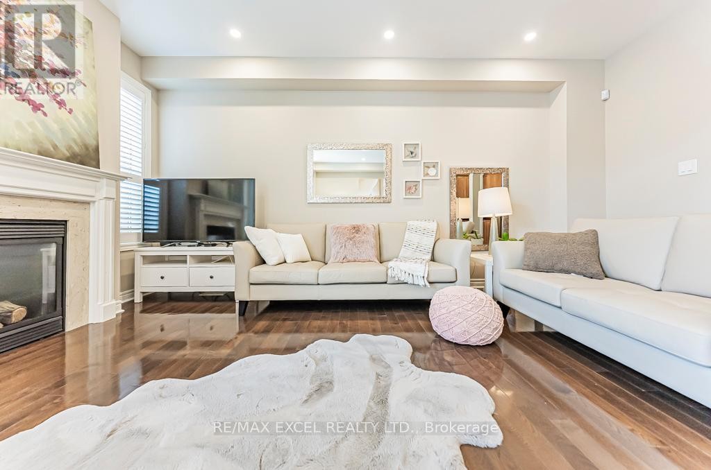 












161 HAZELTON AVENUE

,
Markham (Victoria Manor-Jennings Gate),




Ontario
L6C3H6

