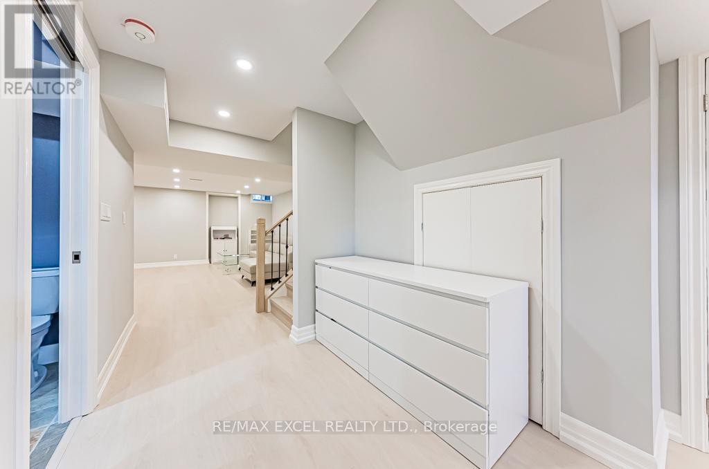 












161 HAZELTON AVENUE

,
Markham (Victoria Manor-Jennings Gate),




Ontario
L6C3H6

