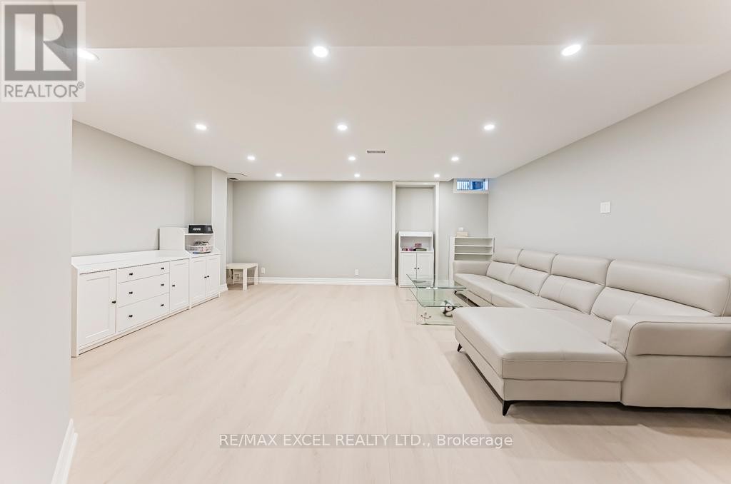 












161 HAZELTON AVENUE

,
Markham (Victoria Manor-Jennings Gate),




Ontario
L6C3H6

