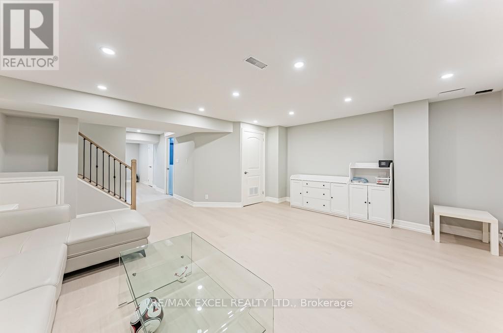 












161 HAZELTON AVENUE

,
Markham (Victoria Manor-Jennings Gate),




Ontario
L6C3H6


