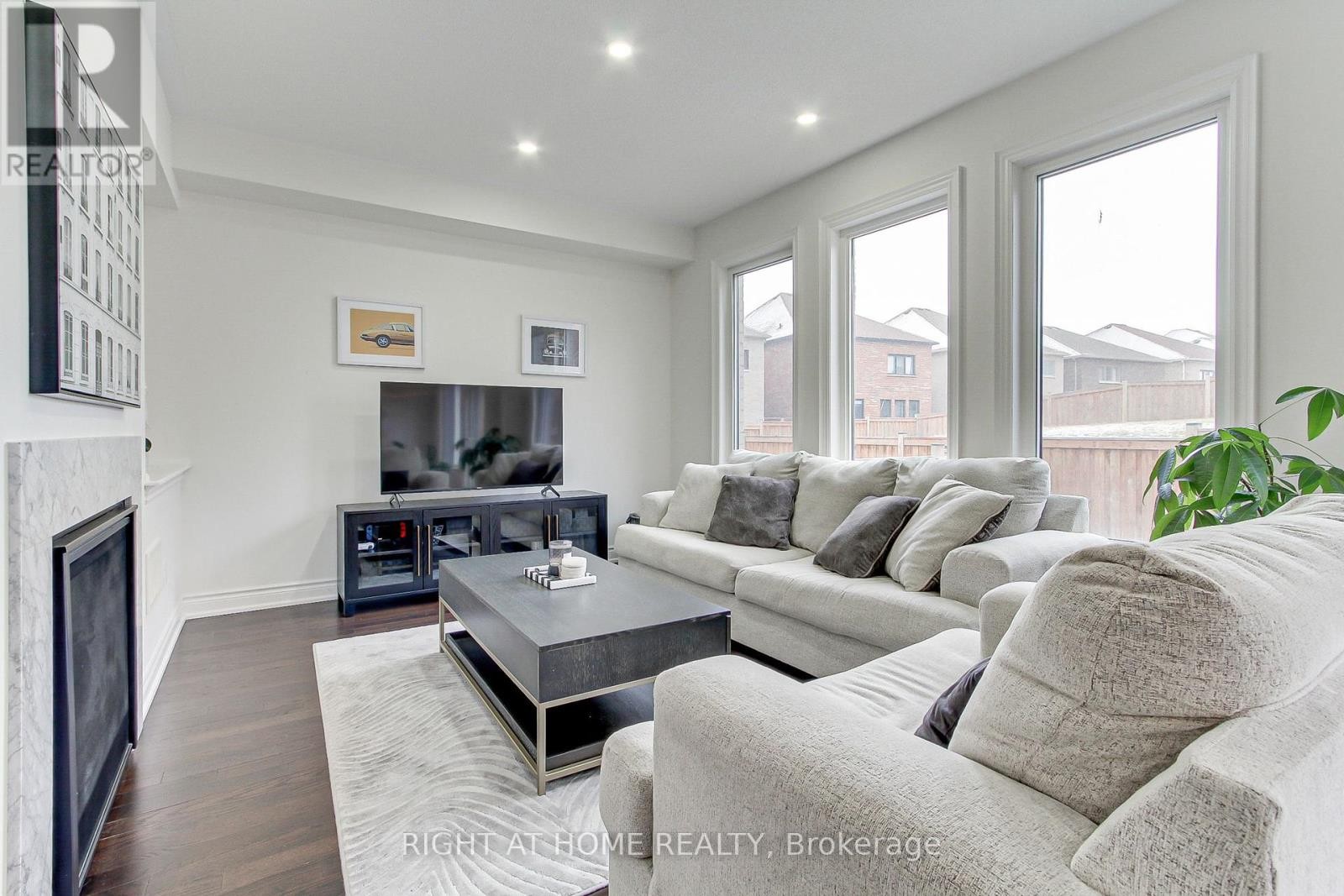 












29 PEAR BLOSSOM WAY

,
East Gwillimbury (Holland Landing),




Ontario
L9N0T3

