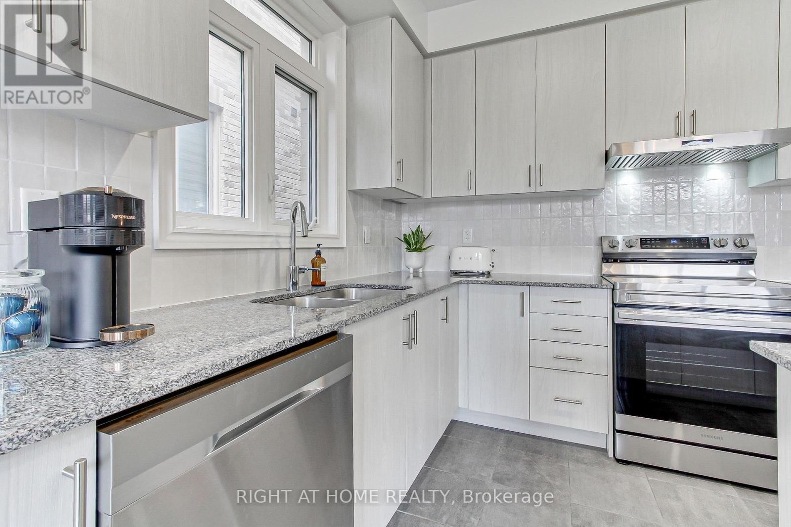 












29 PEAR BLOSSOM WAY

,
East Gwillimbury (Holland Landing),




Ontario
L9N0T3

