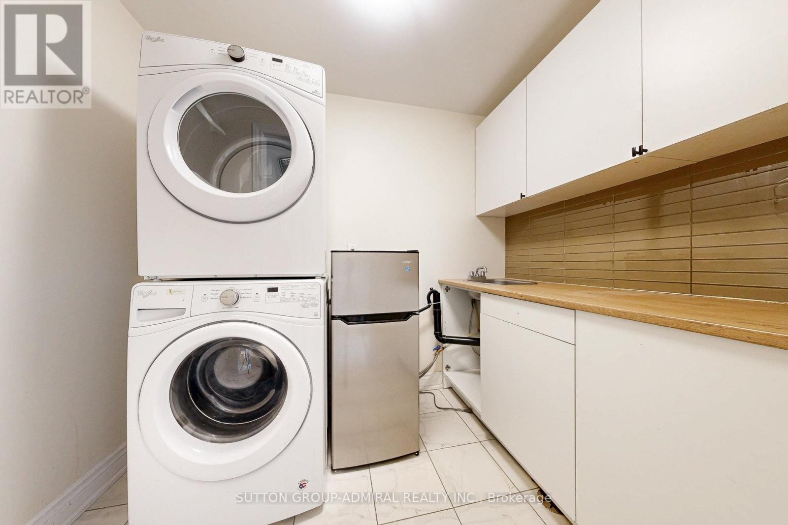 












24 CARRVILLE WOODS CIRCLE

,
Vaughan (Patterson),




Ontario
L6A4Z6

