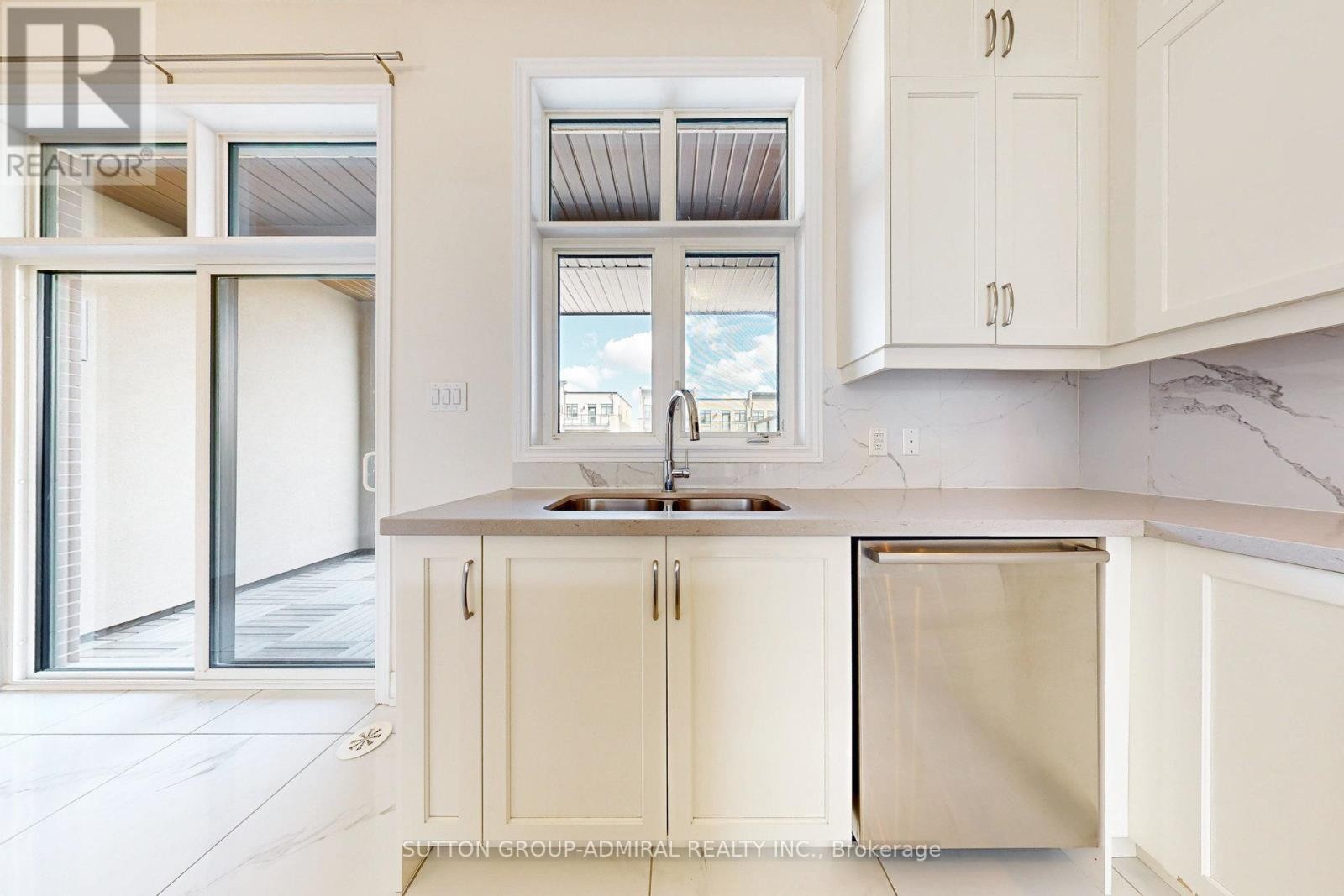 












24 CARRVILLE WOODS CIRCLE

,
Vaughan (Patterson),




Ontario
L6A4Z6

