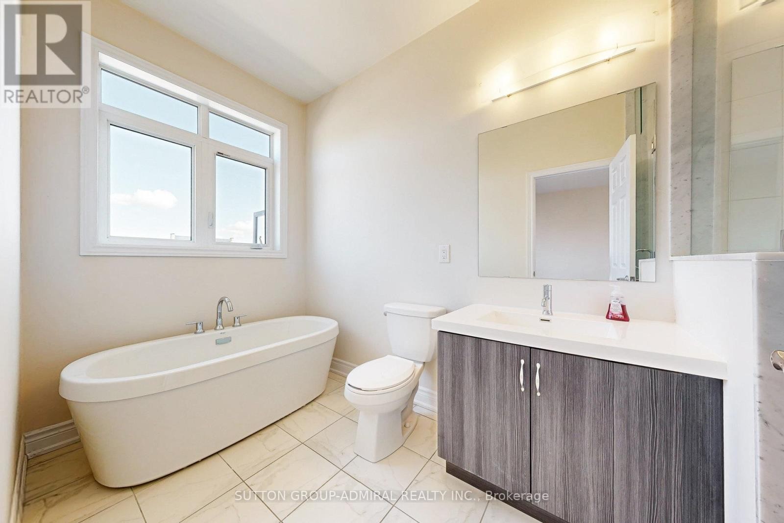 












24 CARRVILLE WOODS CIRCLE

,
Vaughan (Patterson),




Ontario
L6A4Z6

