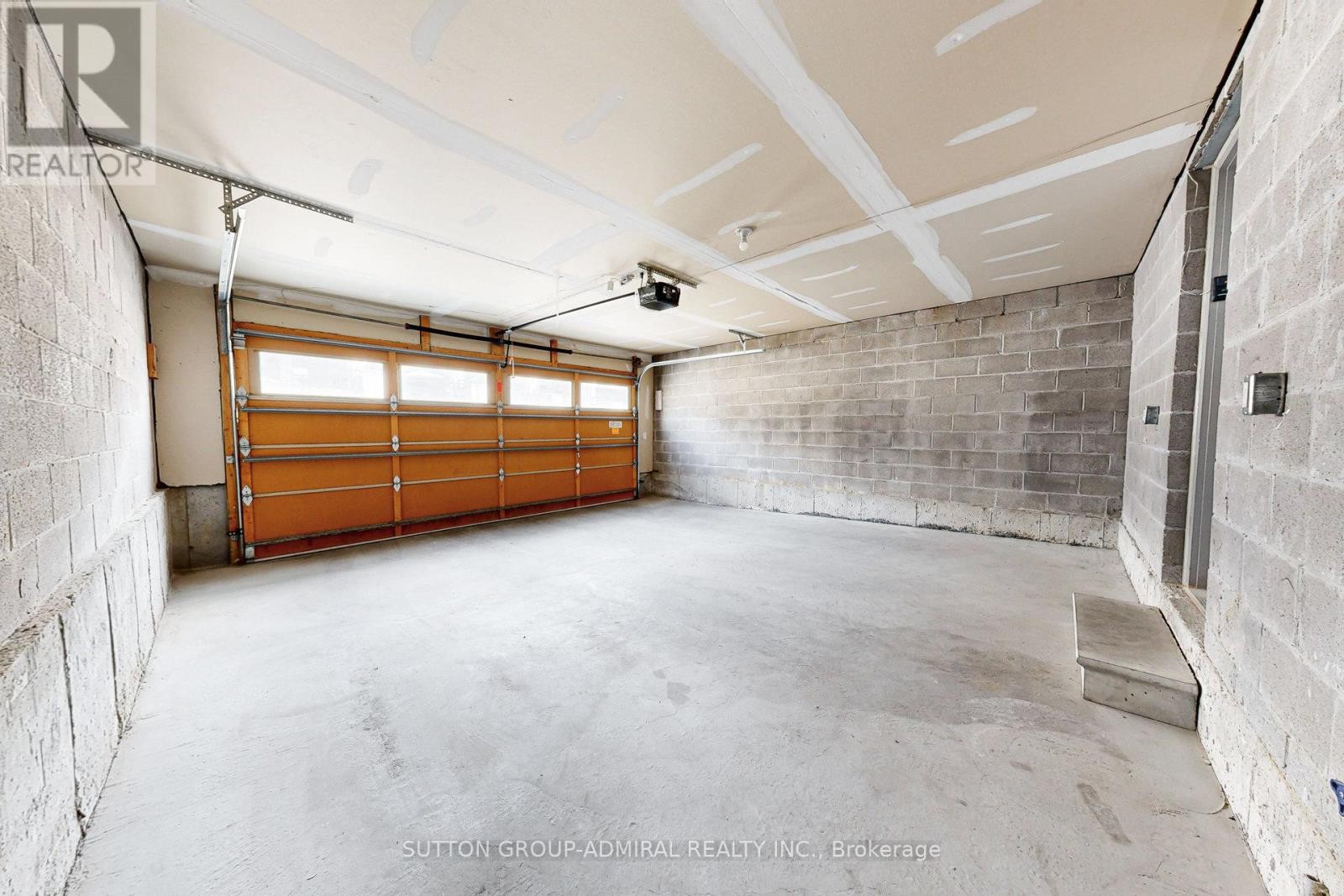 












24 CARRVILLE WOODS CIRCLE

,
Vaughan (Patterson),




Ontario
L6A4Z6

