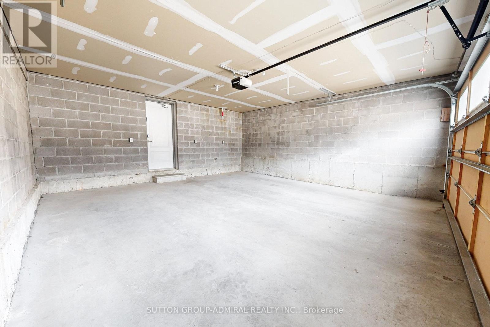 












24 CARRVILLE WOODS CIRCLE

,
Vaughan (Patterson),




Ontario
L6A4Z6


