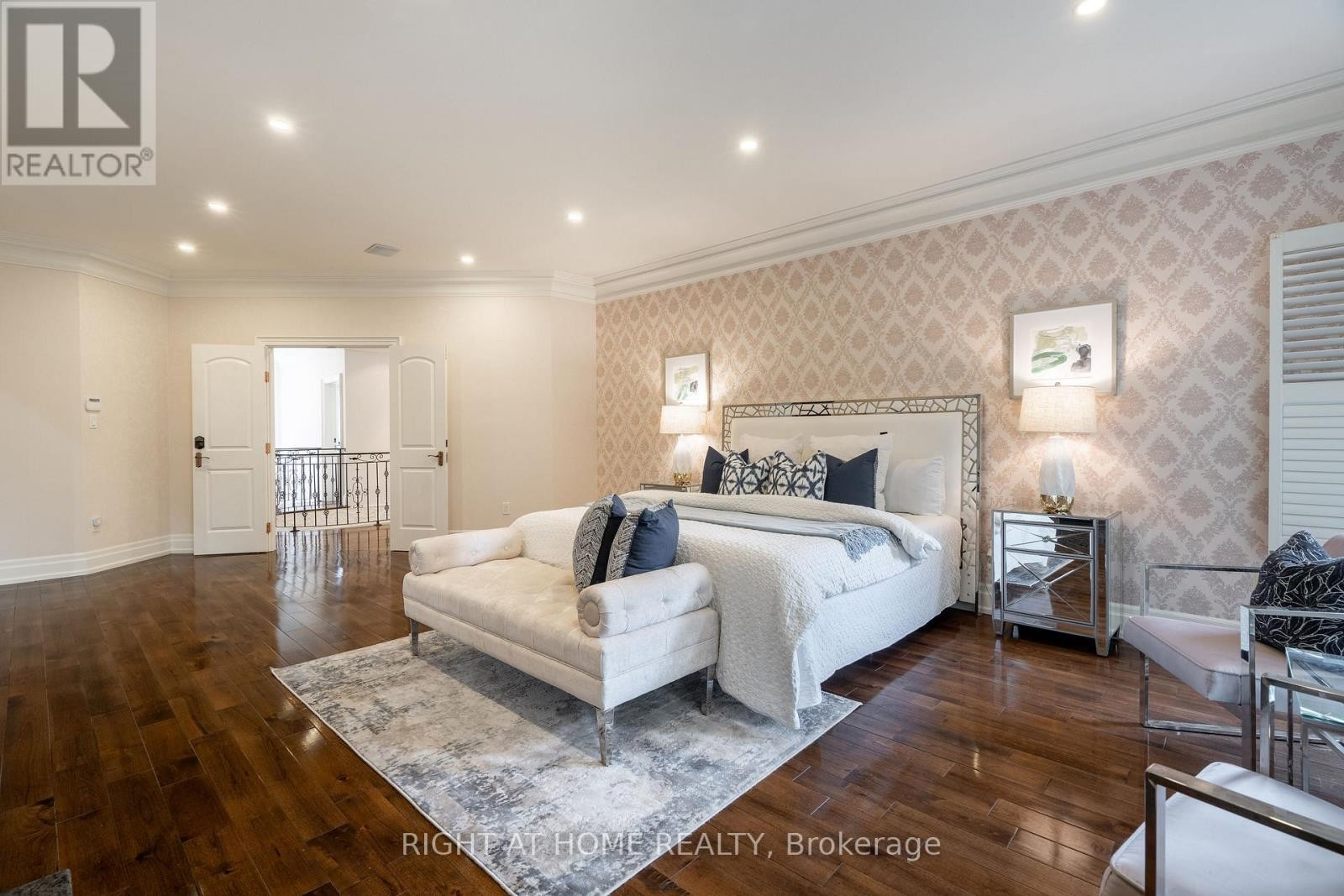 












286 FERN AVENUE

,
Richmond Hill (Langstaff),




Ontario
L4C6L4

