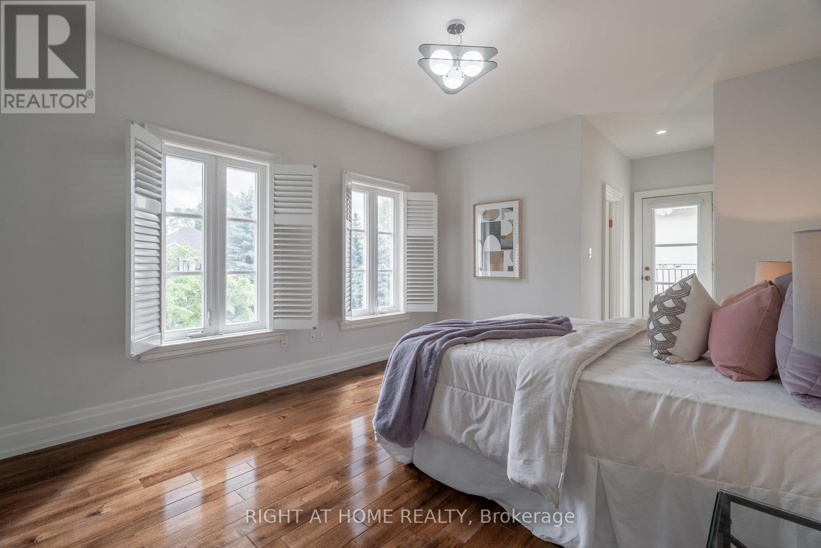 












286 FERN AVENUE

,
Richmond Hill (Langstaff),




Ontario
L4C6L4

