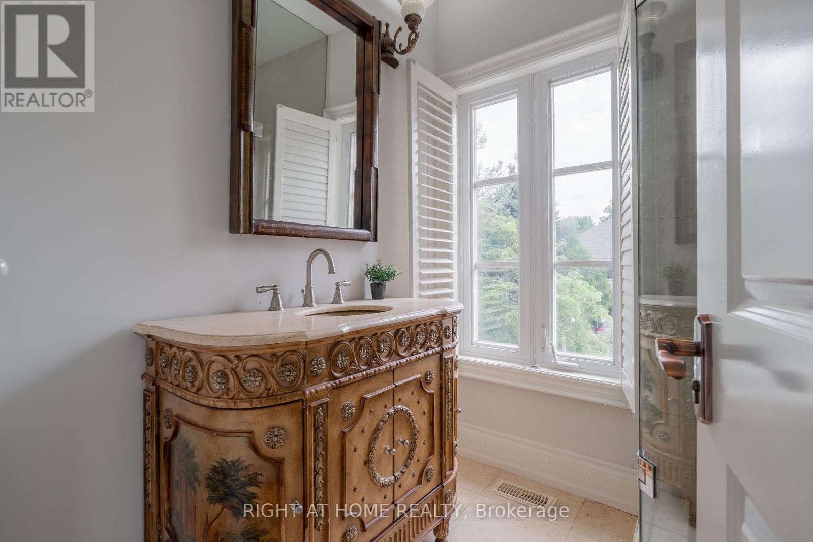












286 FERN AVENUE

,
Richmond Hill (Langstaff),




Ontario
L4C6L4

