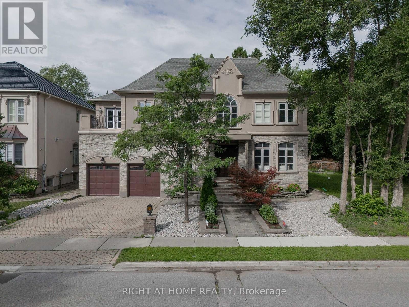 












286 FERN AVENUE

,
Richmond Hill (Langstaff),




Ontario
L4C6L4

