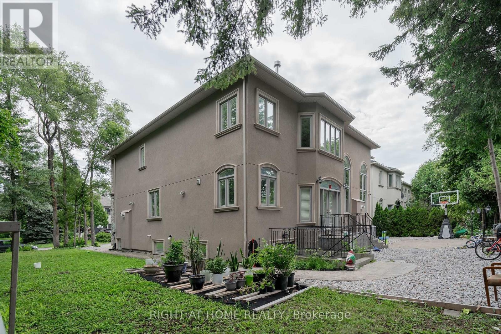 












286 FERN AVENUE

,
Richmond Hill (Langstaff),




Ontario
L4C6L4

