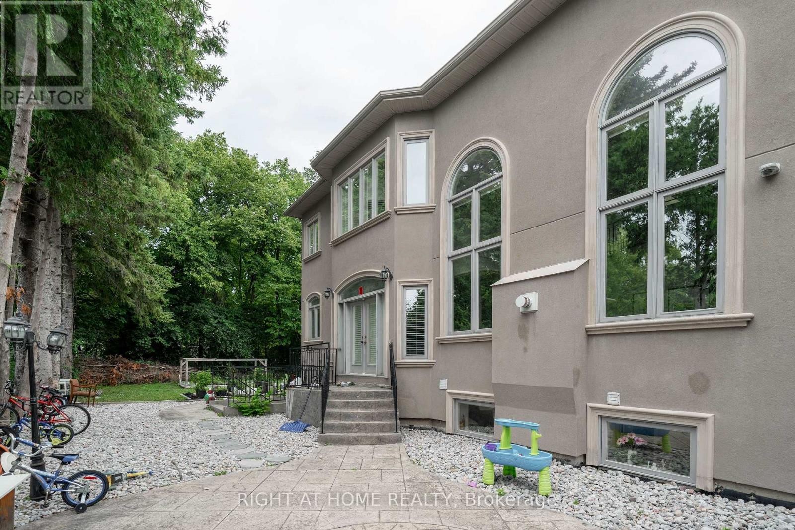 












286 FERN AVENUE

,
Richmond Hill (Langstaff),




Ontario
L4C6L4

