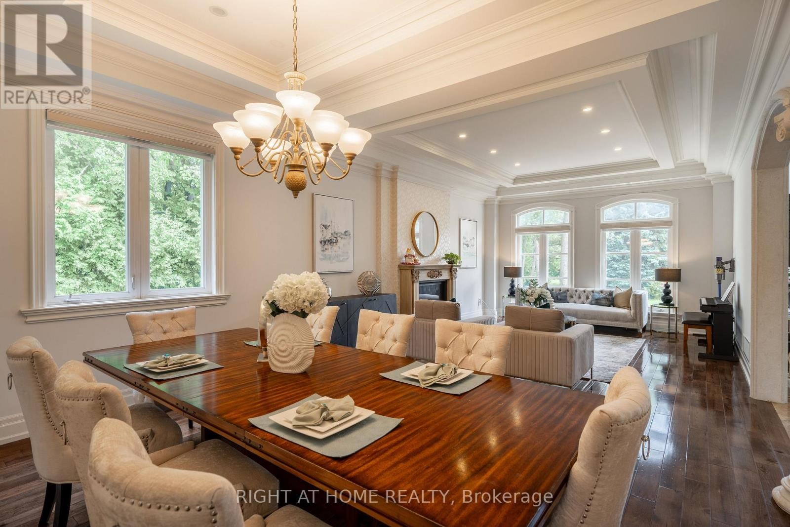 












286 FERN AVENUE

,
Richmond Hill (Langstaff),




Ontario
L4C6L4

