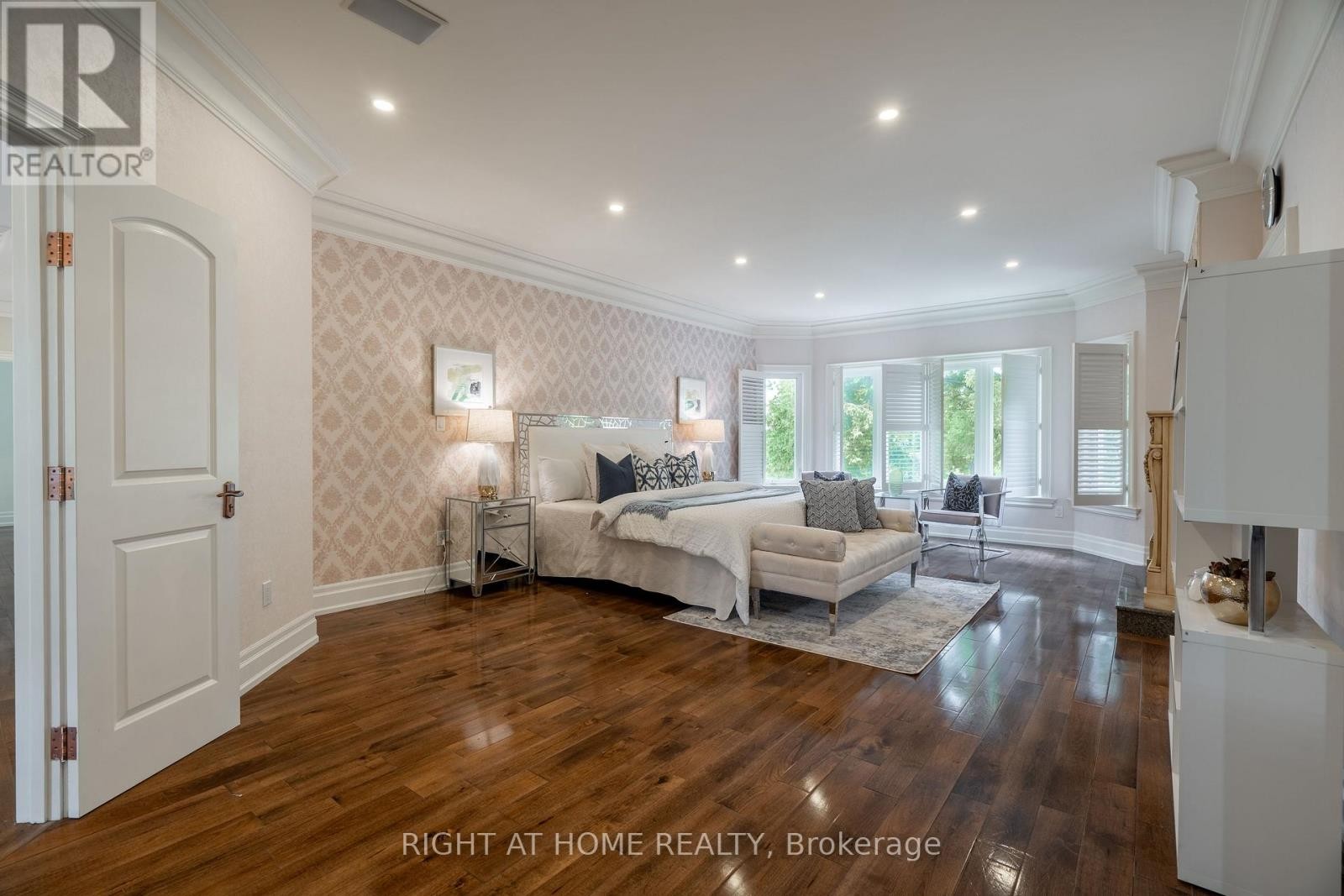 












286 FERN AVENUE

,
Richmond Hill (Langstaff),




Ontario
L4C6L4

