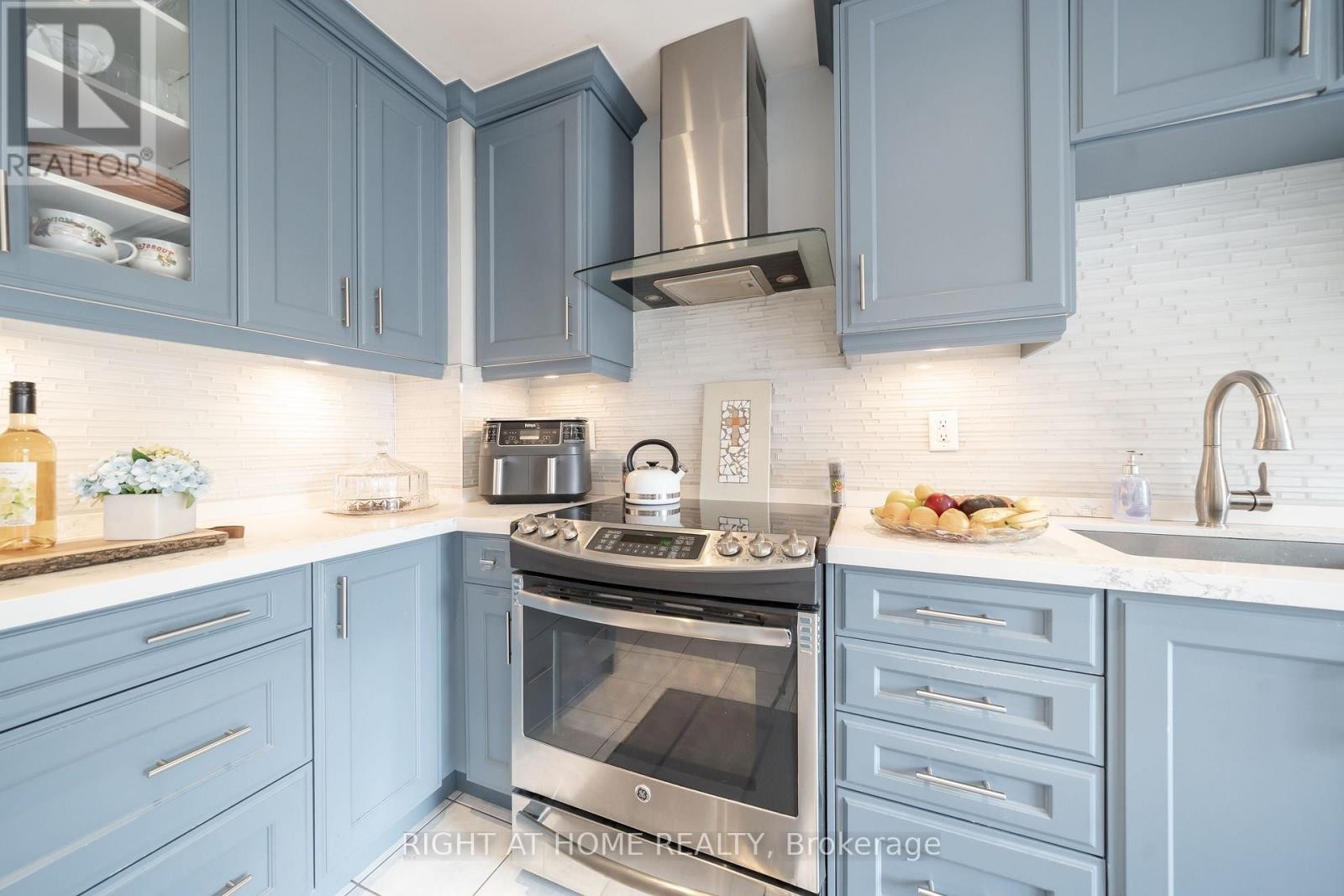 












259 TALL GRASS TRAIL

,
Vaughan (East Woodbridge),




Ontario
L4L3P7

