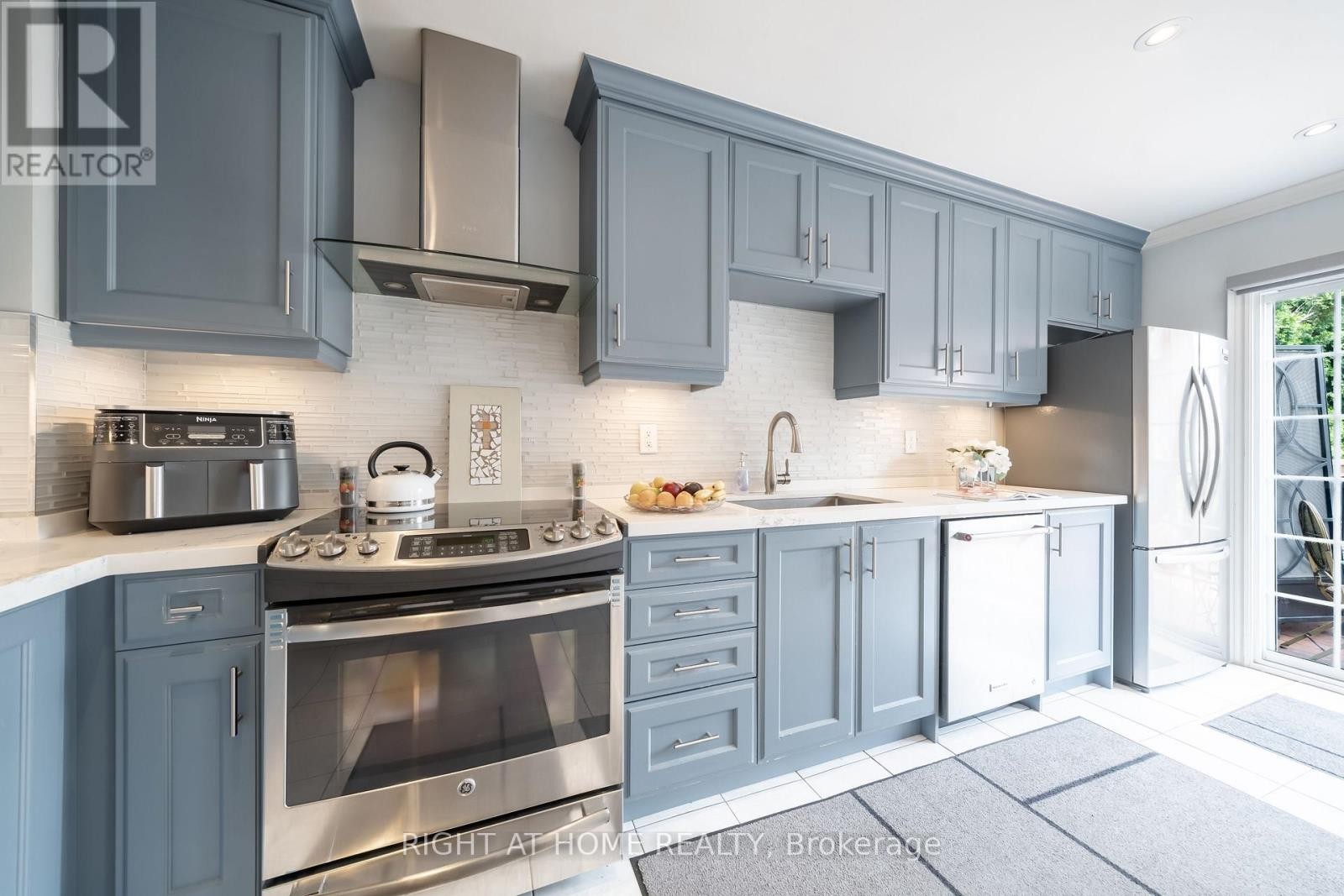 












259 TALL GRASS TRAIL

,
Vaughan (East Woodbridge),




Ontario
L4L3P7

