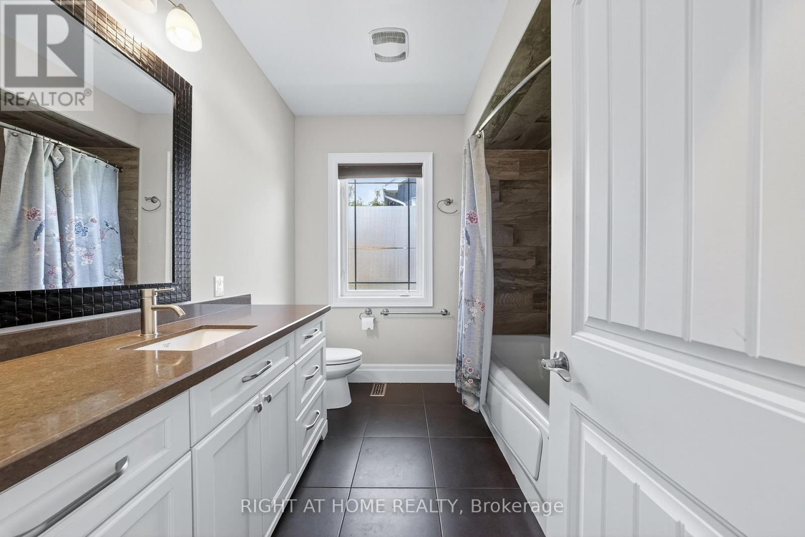 












3500 CRESCENT HARBOUR ROAD

,
Innisfil,




Ontario
L9S2Y8

