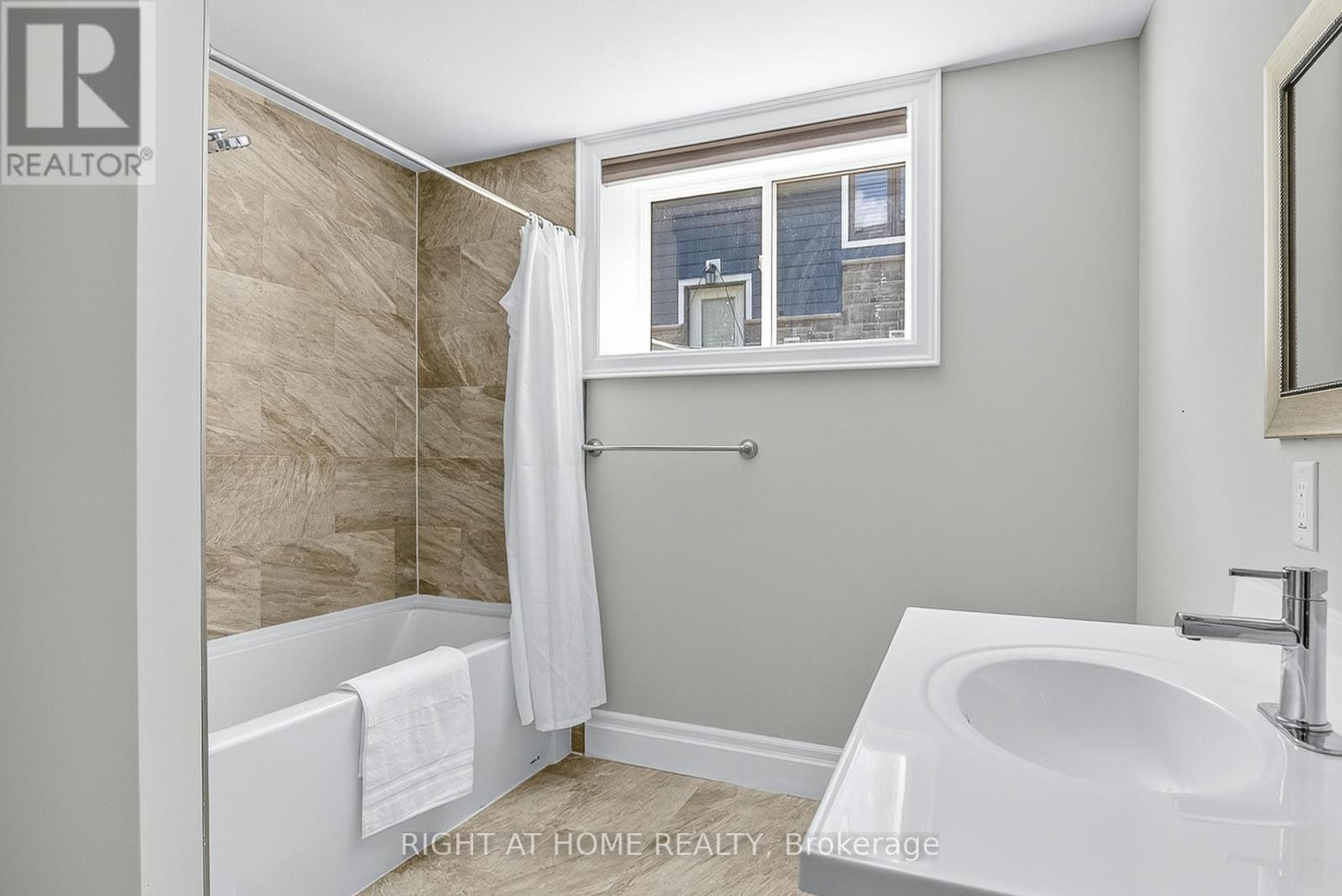 












3500 CRESCENT HARBOUR ROAD

,
Innisfil,




Ontario
L9S2Y8

