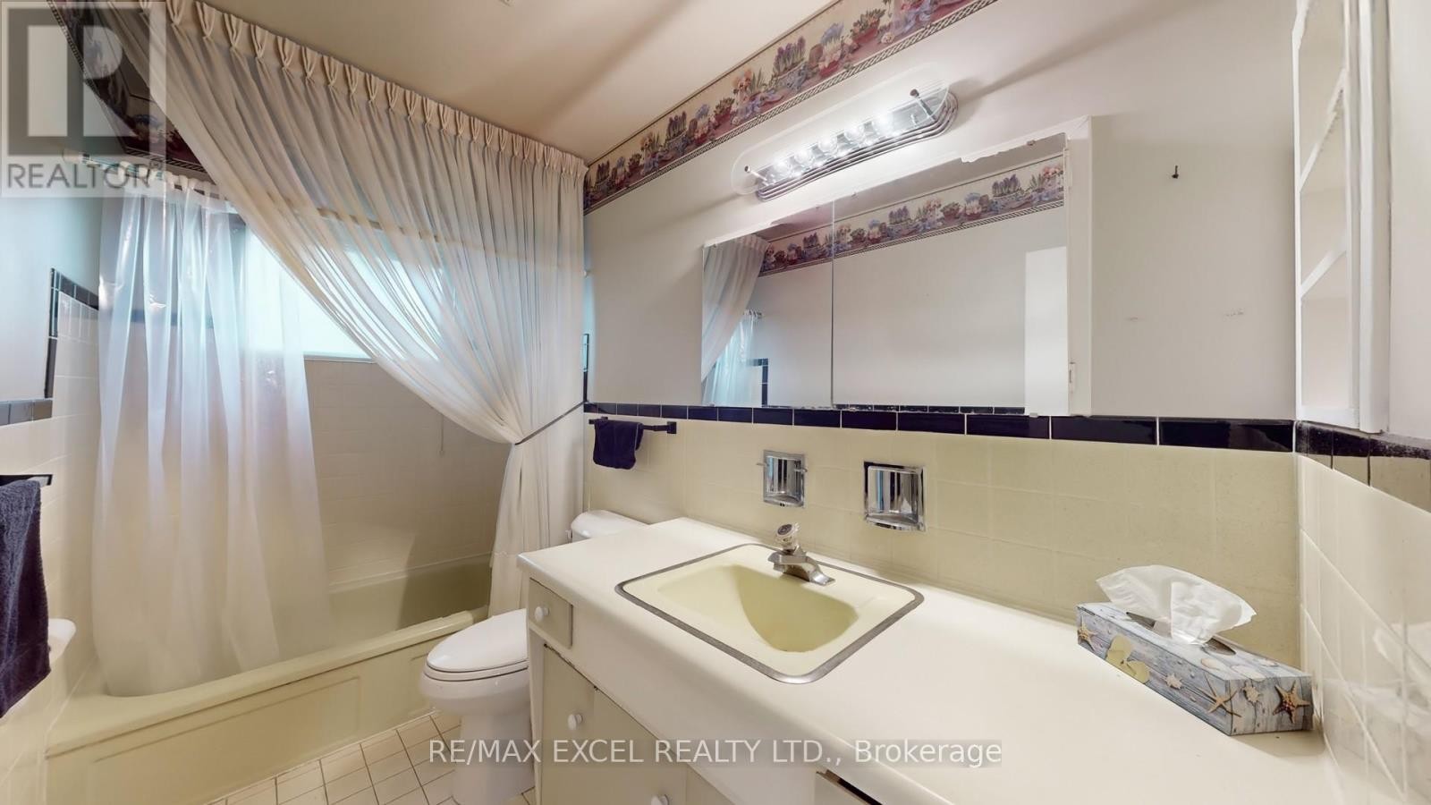 












4 ORCHARD STREET

,
Markham (Old Markham Village),




Ontario
L3P2T1

