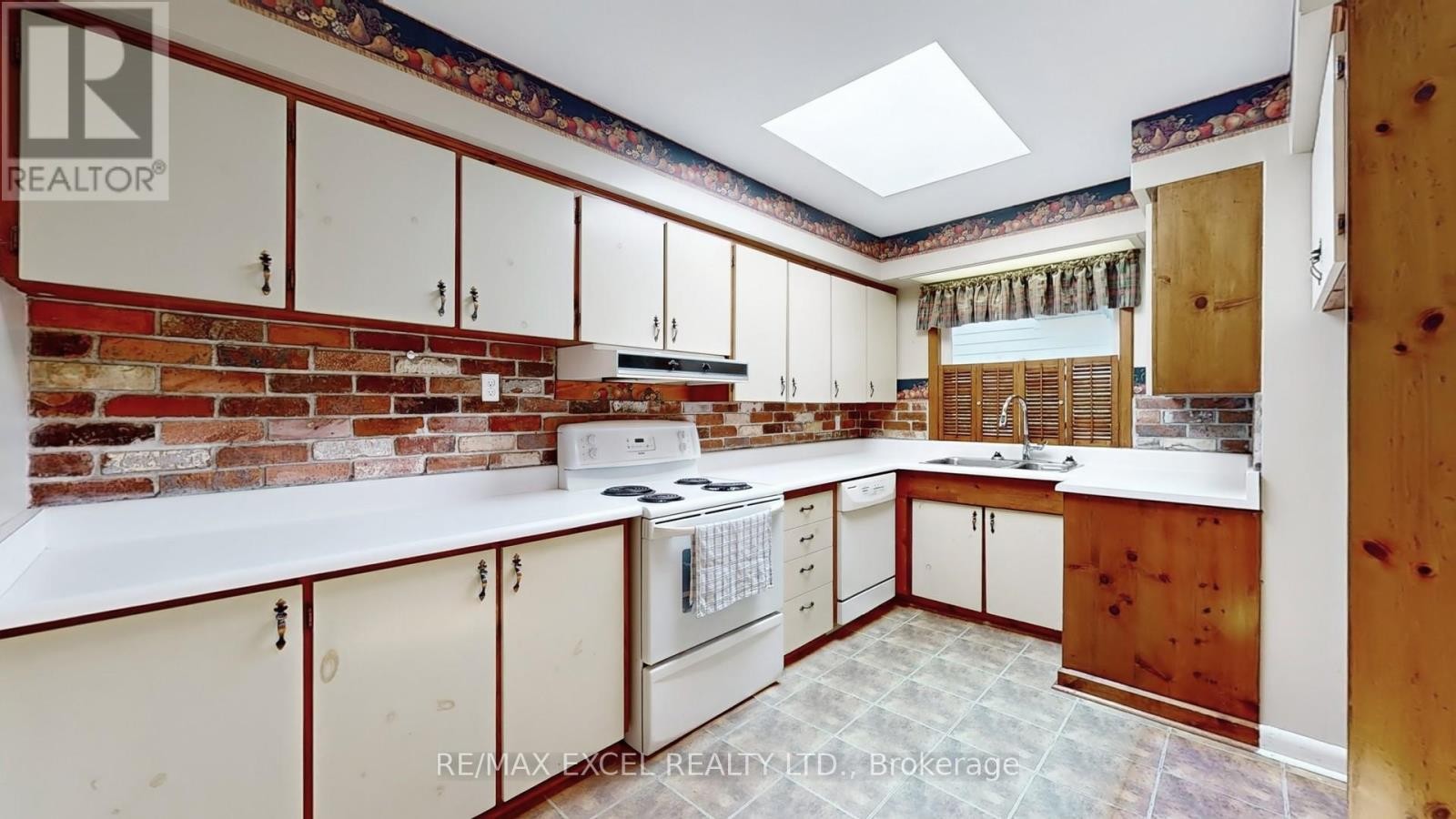 












4 ORCHARD STREET

,
Markham (Old Markham Village),




Ontario
L3P2T1

