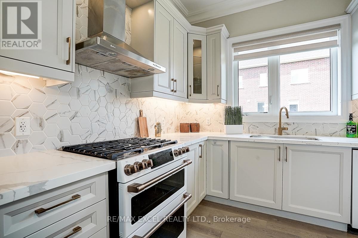 












137 PINE HILL CRESCENT

,
Aurora (Aurora Estates),




Ontario
L4G3X9

