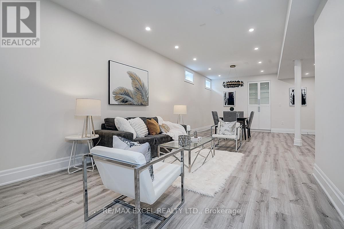 












137 PINE HILL CRESCENT

,
Aurora (Aurora Estates),




Ontario
L4G3X9

