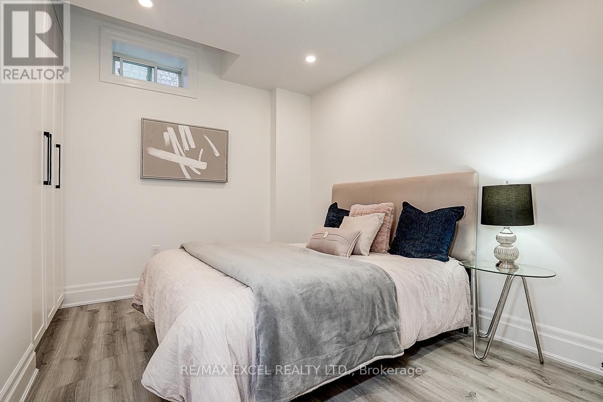 












137 PINE HILL CRESCENT

,
Aurora (Aurora Estates),




Ontario
L4G3X9

