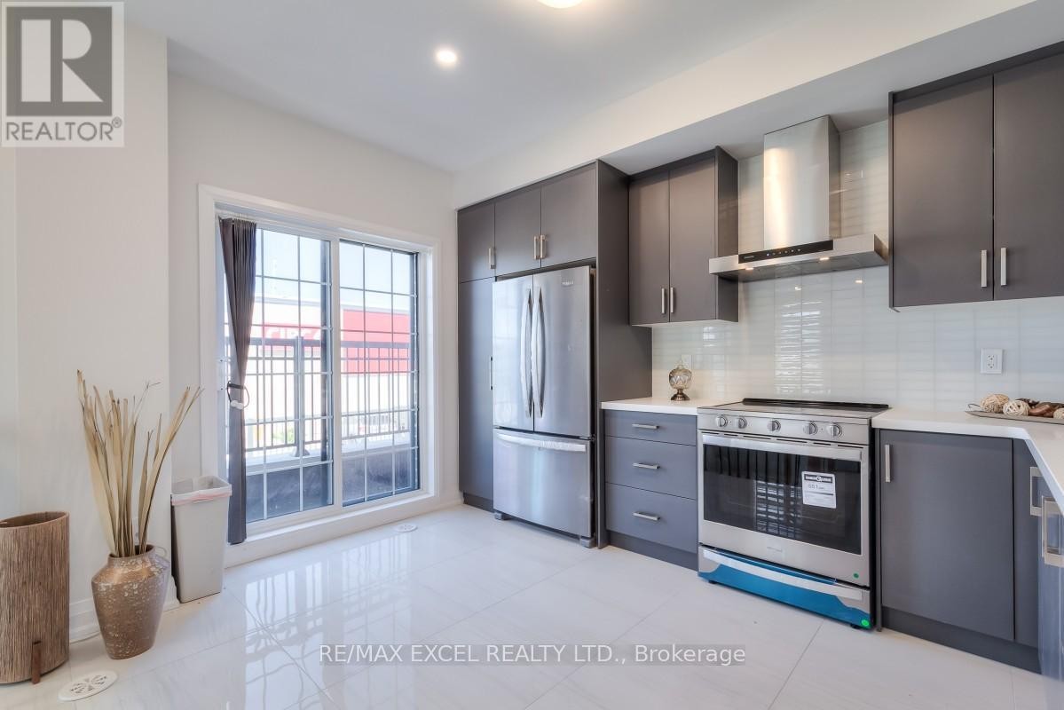 












6 MAYBANK LANE

,
Whitchurch-Stouffville (Stouffville),




Ontario
L4A4X7

