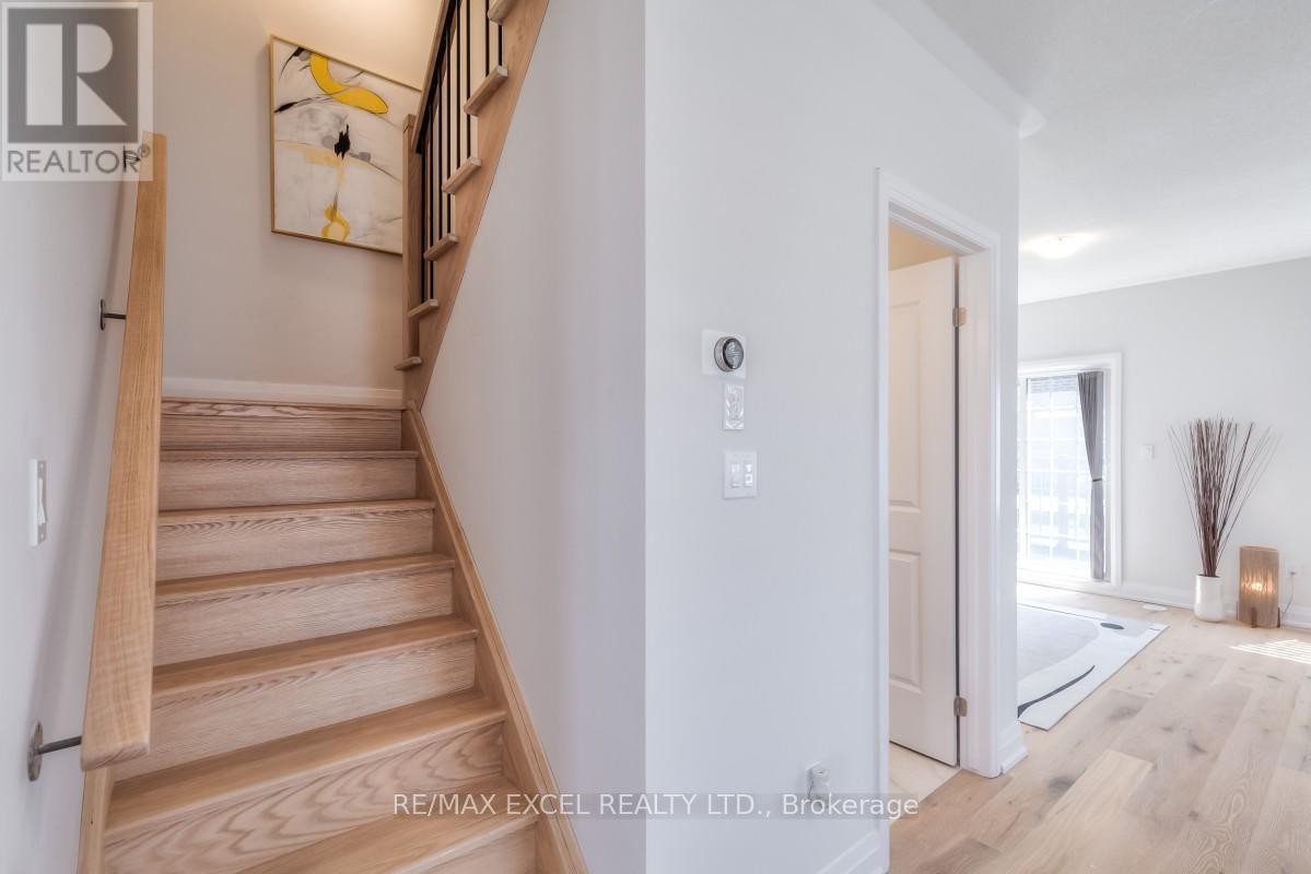 












6 MAYBANK LANE

,
Whitchurch-Stouffville (Stouffville),




Ontario
L4A4X7


