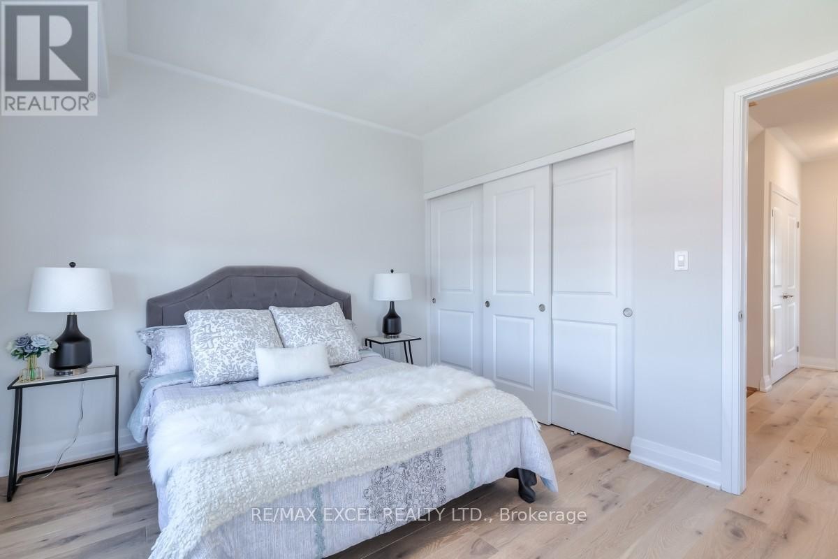 












6 MAYBANK LANE

,
Whitchurch-Stouffville (Stouffville),




Ontario
L4A4X7

