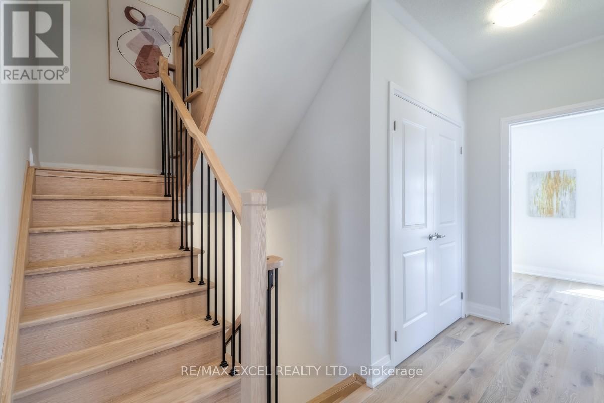 












6 MAYBANK LANE

,
Whitchurch-Stouffville (Stouffville),




Ontario
L4A4X7

